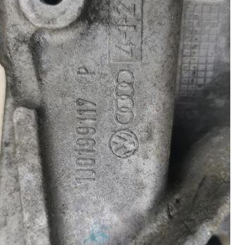 Seat Leon I 1999-2005 hatchback 1.9 TDI diesel MT 81 kW 2004  Držiak prevodovky 1J0199117P