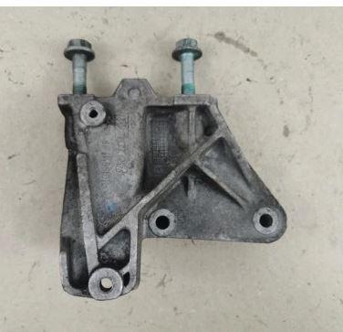 Seat Leon I 1999-2005 hatchback 1.9 TDI diesel MT 81 kW 2004  Držiak prevodovky 1J0199117P
