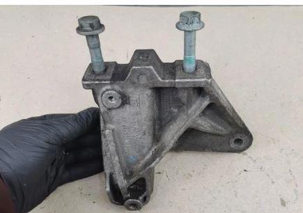 Seat Leon I 1999-2005 hatchback 1.9 TDI diesel MT 81 kW 2004  Držiak prevodovky 1J0199117P