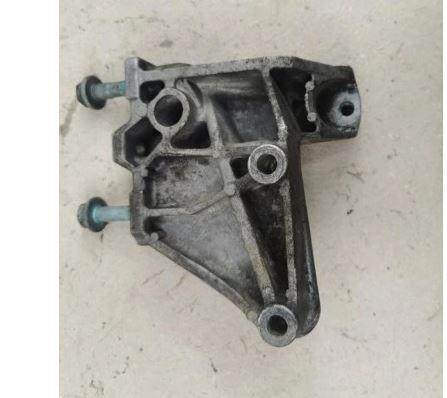 Seat Leon I 1999-2005 hatchback 1.9 TDI diesel MT 81 kW 2004  Držiak prevodovky 1J0199117P