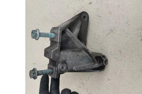 Seat Leon I 1999-2005 hatchback 1.9 TDI diesel MT 81 kW 2004  Držiak prevodovky 1J0199117P