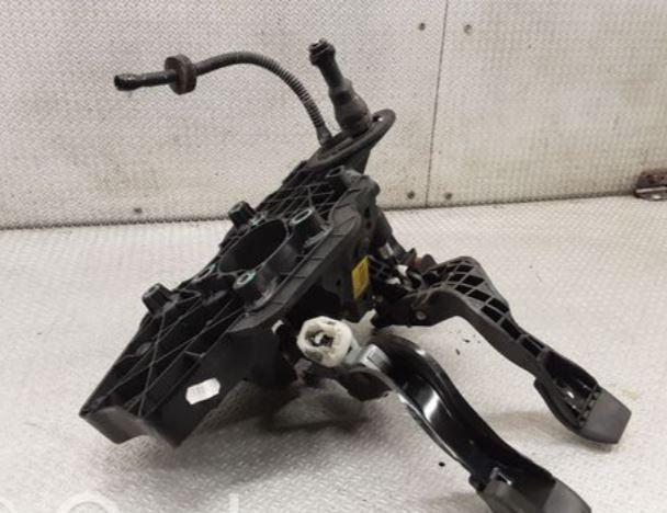 Opel Corsa D 2006-2014 hatchback 1.2 16v petrol 63 kW 2010  Potenciometer plynového pedálu 55703354