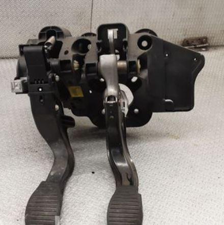 Opel Corsa D 2006-2014 hatchback 1.2 16v petrol 63 kW 2010  Potenciometer plynového pedálu 55703354