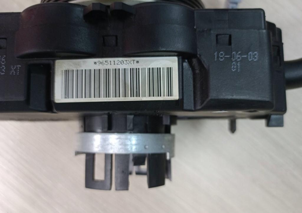 Peugeot 307 hatchback 1.4 petrol MT 55 kW 2003  Prepínacie páčky pod volantom 96511203XT