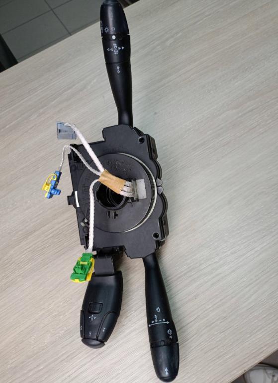 Peugeot 307 hatchback 1.4 petrol MT 55 kW 2003  Prepínacie páčky pod volantom 96511203XT