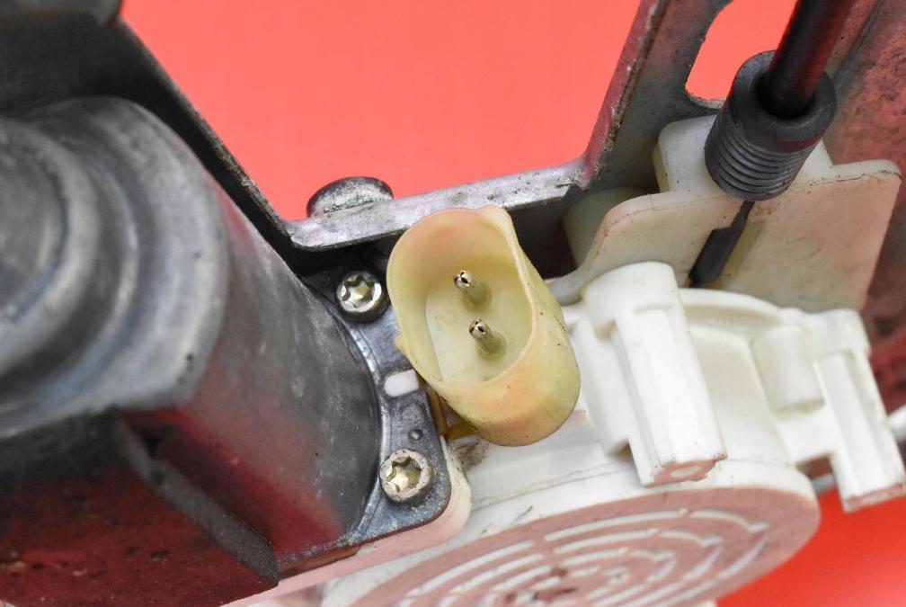 BMW 5 E39 1996-2003 sedan 2.0 24v petrol MT 110 kW 2000  Mechanizmus sťahovania okna predný ľavý 8360511