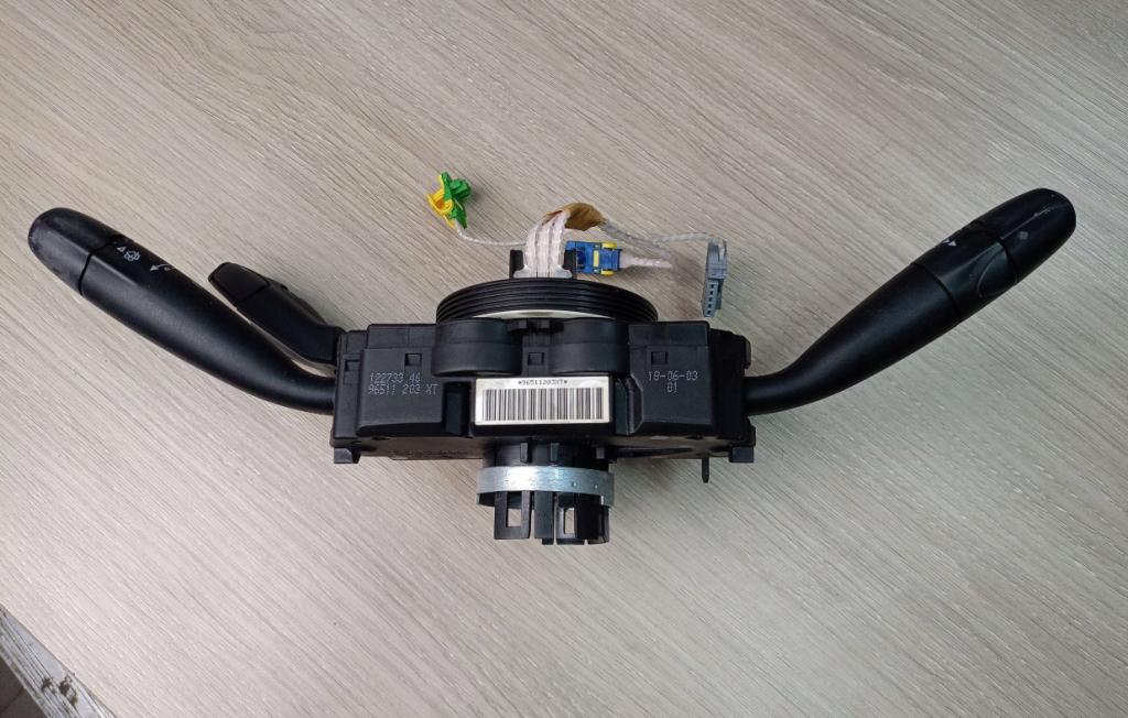 Peugeot 307 hatchback 1.4 petrol MT 55 kW 2003  Prepínacie páčky pod volantom 96511203XT