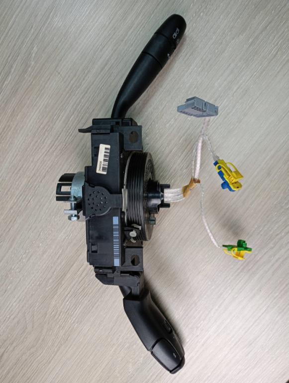 Peugeot 307 hatchback 1.4 petrol MT 55 kW 2003  Prepínacie páčky pod volantom 96511203XT