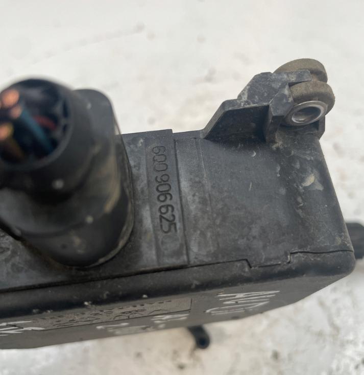 Audi A3 8P 2003-2012 hatchback 2.0 TDI diesel MT 100 kW 2005  Podtlakový ventil 6Q0906625 6Q0131075