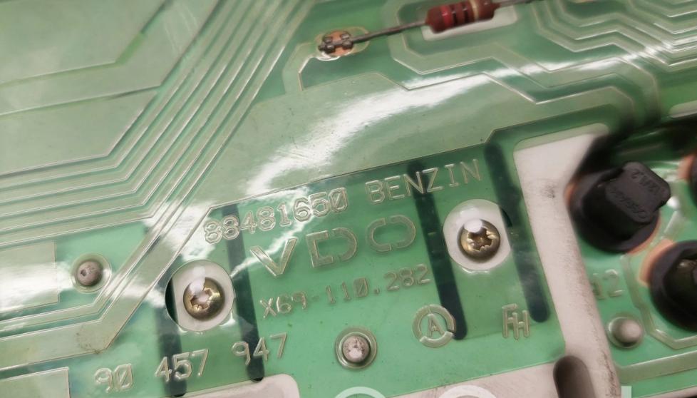 Opel Omega B 1994-2003 sedan 2.0 16v petrol MT 100 kW 1995  Prístrojová doska 90457947 88481650 87001300