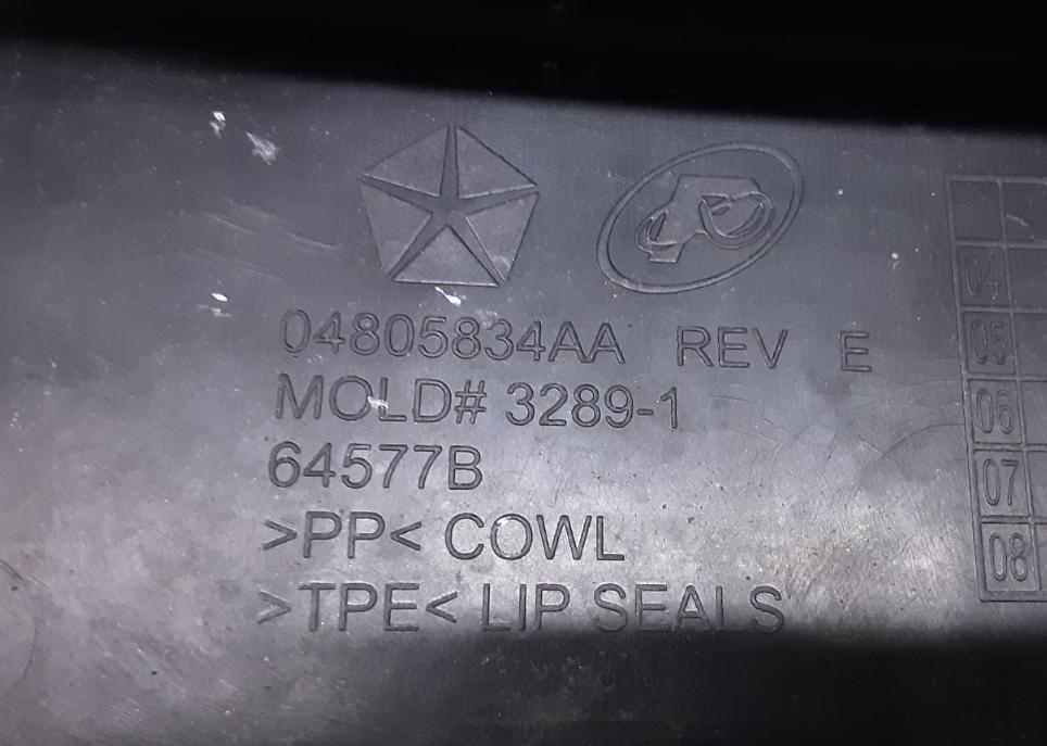 Chrysler 300c combi 3.5 V6 petrol 187 kW 2005  Torpédo (plast pod čelným sklom) 04805834AA