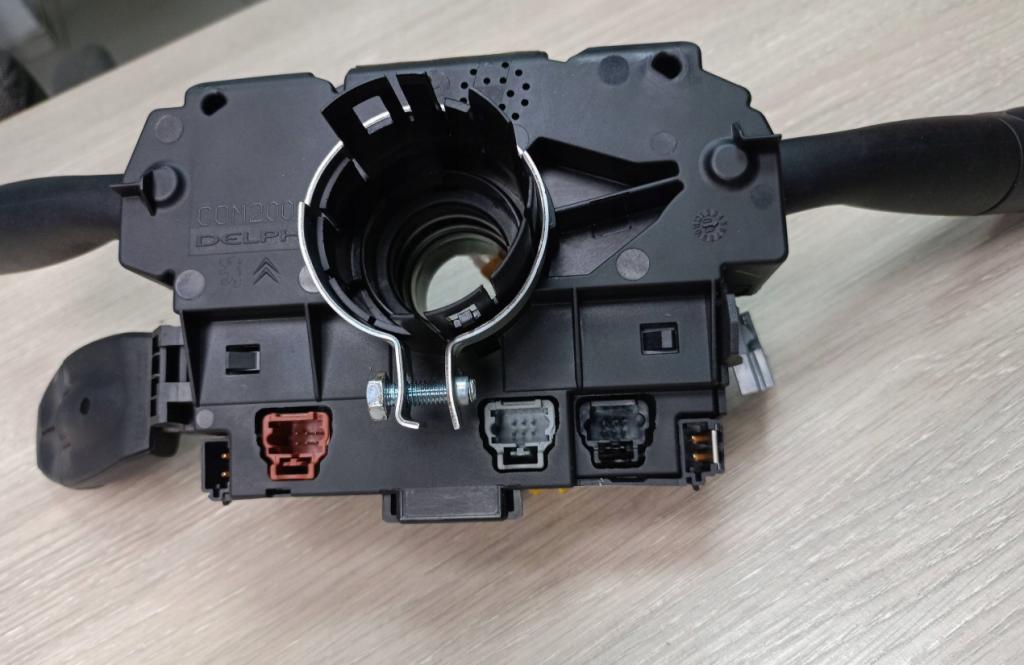 Peugeot 307 hatchback 1.4 petrol MT 55 kW 2003  Prepínacie páčky pod volantom 96511203XT