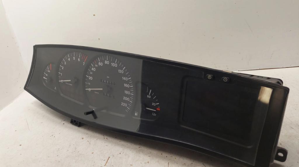 Opel Omega B 1994-2003 sedan 2.0 16v petrol MT 100 kW 1995  Prístrojová doska 90457947 88481650 87001300