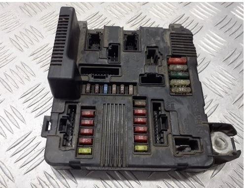 Renault Scenic II 2003-2009 hatchback 1.5 DCI diesel MT 74 kW 2005  Poistková skrinka 8200306032A