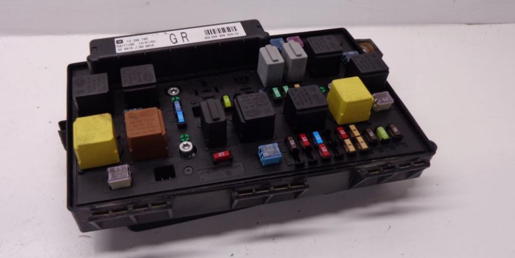 Opel Astra III 2004-2014 sedan 1.3 CDTI diesel MT 66 kW 2010  Poistková skrinka 13206745 GR