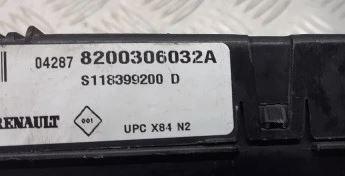 Renault Scenic II 2003-2009 hatchback 1.5 DCI diesel MT 74 kW 2005  Poistková skrinka 8200306032A