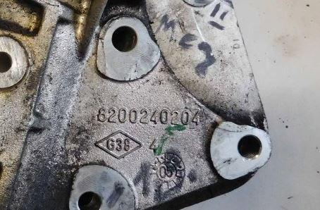 Renault Scenic II 2003-2009 hatchback 1.9 DCI diesel MT 96 kW 2007  Držiak vstrekovacej pumpy  8200240204
