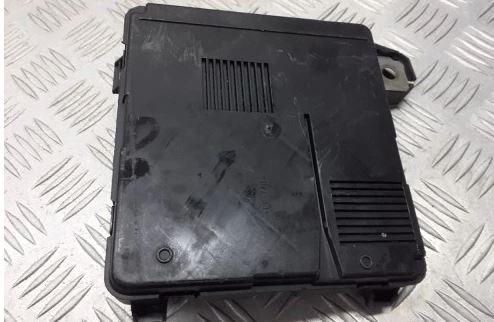 Renault Scenic II 2003-2009 hatchback 1.5 DCI diesel MT 74 kW 2005  Poistková skrinka 8200306032A