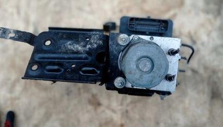 Skoda Fabia II 2007-2014 hatchback 1.6 TDI diesel MT 55 kW 2013  Pumpa ABS 6R0614517AK