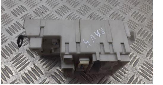 Toyota Rav4 II 2000-2005 hatchback 2.0 D4D diesel MT 85 kW 2004  Poistková skrinka 82733-42080