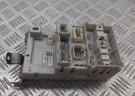 Toyota Rav4 II 2000-2005 hatchback 2.0 D4D diesel MT 85 kW 2004  Poistková skrinka 82733-42080