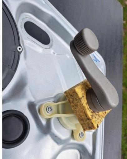 Volkswagen Transporter T5 2003-2015 hatchback 1.9 TDI diesel MT 75 kW 2007  Mechanizmus sťahovania okna predný pravý