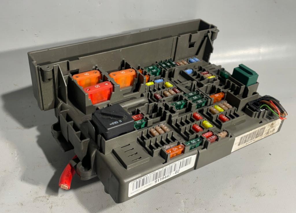 BMW 3 E90 2005-2013 sedan 2.0 diesel MT 120 kW 2006  Poistková skrinka 9119447-02