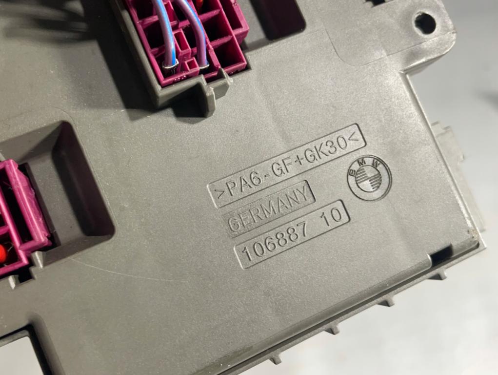 BMW 3 E90 2005-2013 sedan 2.0 diesel MT 120 kW 2006  Poistková skrinka 9119447-02