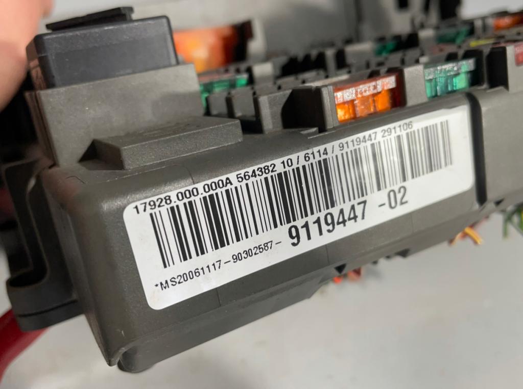 BMW 3 E90 2005-2013 sedan 2.0 diesel MT 120 kW 2006  Poistková skrinka 9119447-02