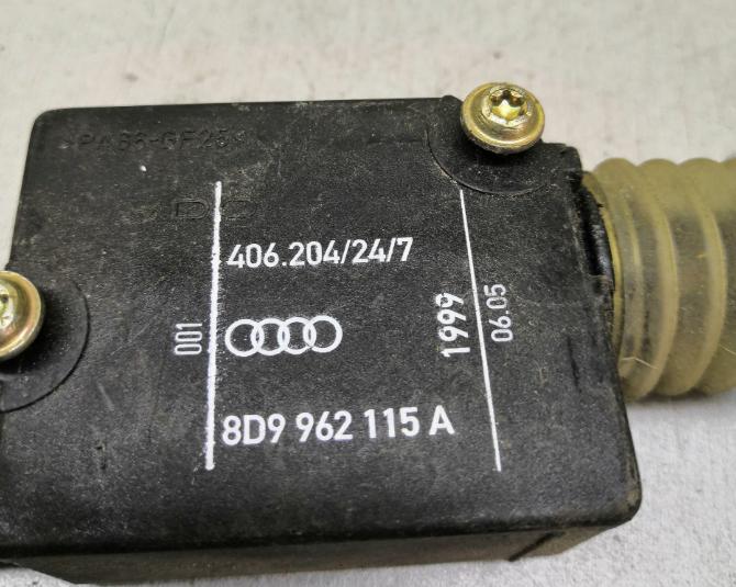 Audi A6 C5 1997-2004 combi 2.4 V6 petrol MT 121 kW 2001  Motorček ostatné 8D9962115A