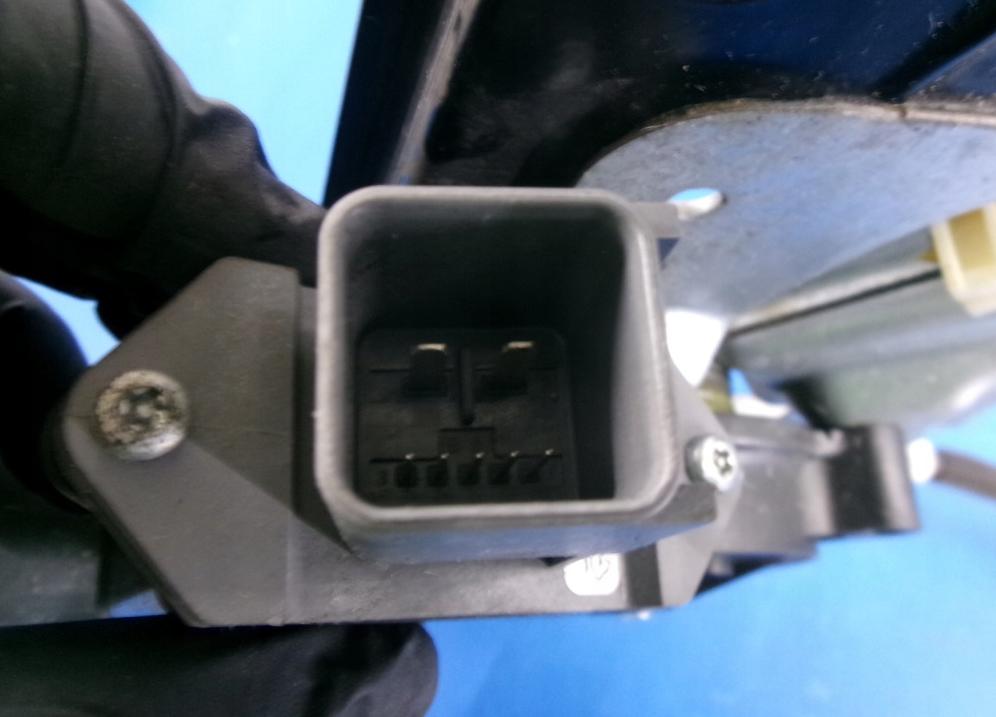 Opel Astra IV 2009-2015 hatchback 1.7 CDTI diesel MT 92 kW 2010  Mechanizmus sťahovania okna predný ľavý 13260128 13302456