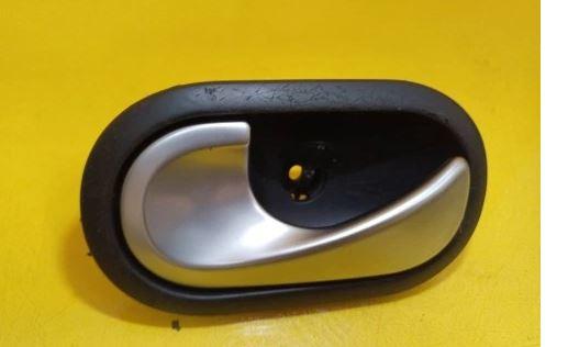 Renault Megane II 2003-2008 hatchback 1.5 DCI diesel MT 60 kW 2004  Kľučka dverí vnútorná zadná ľavá 8200028487