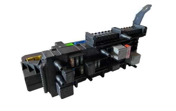 Mercedes C W204 2007-2014 sedan 2.2 CDI diesel AT 125 kW 2007  Poistková skrinka 2045457101