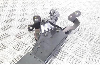 Volkswagen Passat B5 1995-2005 sedan 1.6 petrol MT 74 kW 1997  Ručná brzda 1H0947561A