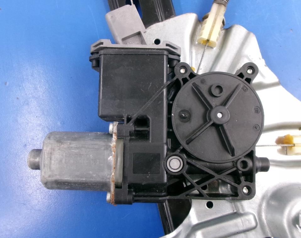 Opel Astra IV 2009-2015 hatchback 1.7 CDTI diesel MT 92 kW 2010  Mechanizmus sťahovania okna predný ľavý 13260128 13302456