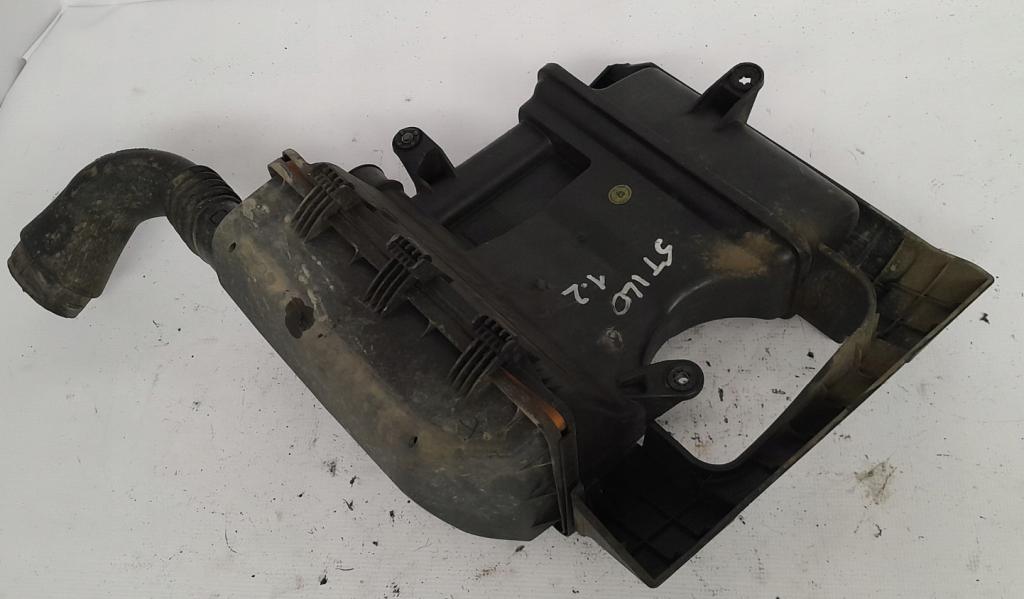 Fiat Stilo hatchback 1.2 16v petrol MT 59 kW 2003 Obal vzduchového filtra 46807201