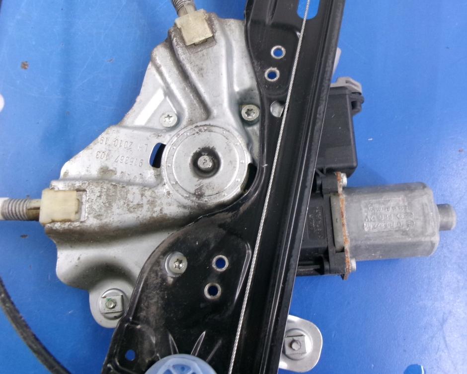 Opel Astra IV 2009-2015 hatchback 1.7 CDTI diesel MT 92 kW 2010  Mechanizmus sťahovania okna predný ľavý 13260128 13302456