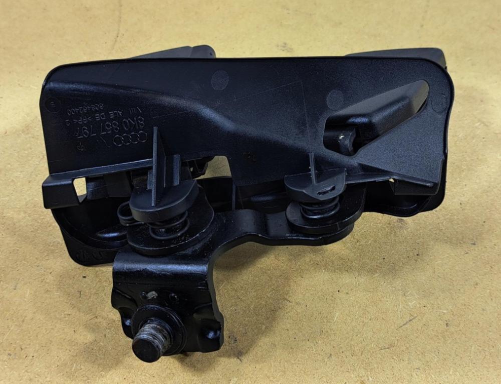 Audi A4 B8 2007-2015 combi 1.8 TFSI petrol MT 88 kW 2009  zapínač pása 8K0857797 8K0857739