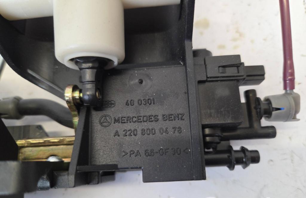 Mercedes Zámok zadnej kapoty A2208000478