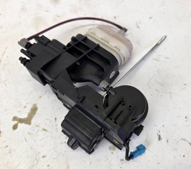 Mercedes Zámok zadnej kapoty A2208000478