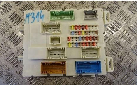 Volvo V40 II 2012-2019 hatchback 1.6 D2 diesel MT 84 kW 2013  Poistková skrinka 31394622