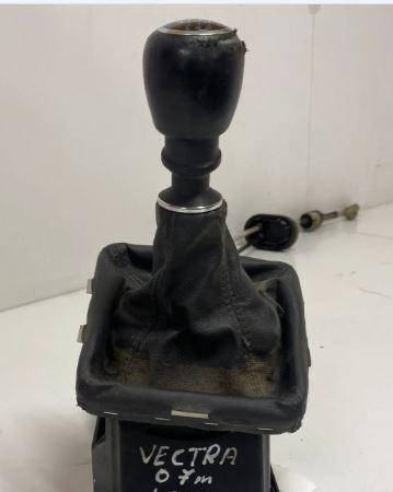 Opel Vectra C 2002-2008 sedan 1.9 CDTI diesel MT 88 kW 2004 Rýchlostná páka (kulisa) 55557637