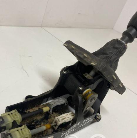 Opel Vectra C 2002-2008 sedan 1.9 CDTI diesel MT 88 kW 2004 Rýchlostná páka (kulisa) 55557637