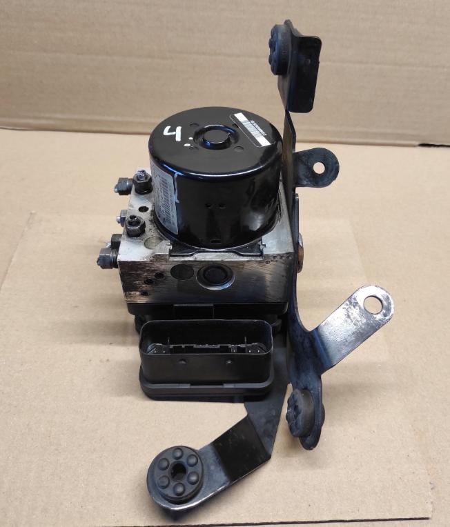 Renault Megane III 2008-2016 hatchback 1.9 DCI diesel 96 kW 2009  Pumpa ABS 476601563R