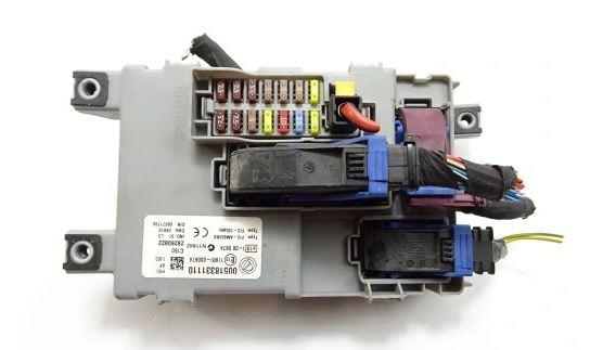 Fiat Doblo II 2010- 1.6 JTD diesel 77 kW 2010  Poistková skrinka 00518331110