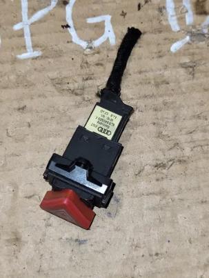 Audi A2 hatchback 1.4 16v petrol AUA MT 55 kW 2000  Prepínač výstražných (núdzových) svetiel 8Z0941509A