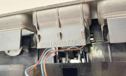 Volkswagen Bora sedan 1.9 TDI diesel 81 kW 2001  Mriežka kúrenia (fukár) 1J0819728E