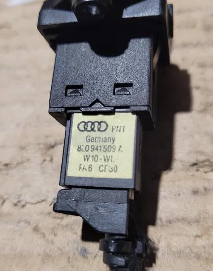 Audi A2 hatchback 1.4 16v petrol AUA MT 55 kW 2000  Prepínač výstražných (núdzových) svetiel 8Z0941509A