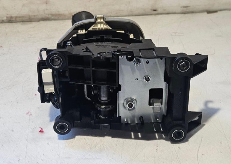 Toyota Yaris II 2005-2011 hatchback 1.3 VVTI petrol AT 64 kW 2006  Rýchlostná páka (kulisa) 89451-52020