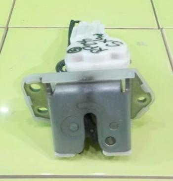 Suzuki SX4 I 2006-2014 hatchback 1.6 16v petrol MT 79 kW 2008  Zámok zadnej kapoty 4 pin